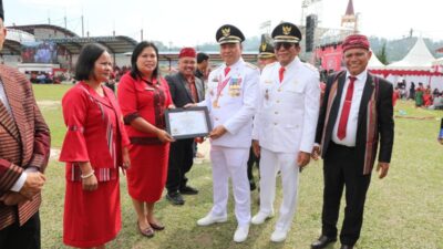 Hari Jadi Kabupaten Tapanuli Utara Ke-78, Bupati Tapanuli Utara Berikan Penghargaan Bagi Warga Berprestasi
