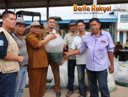Dinas Pertanian Kabupaten Toba menyerahkan Bibit Ikan Nila Kepada Sejumlah Kelompok Pokdakan