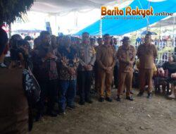 Jurnalis Dan Pjs Bupati Kabupaten Toba Melayat kerumah Duka Ibu Dari Audi Murphy Sitorus Mantan Sekda Dan juga Calon wakil Bupati Toba